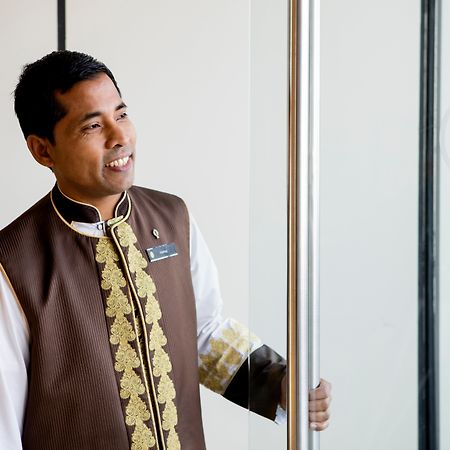 Intercontinental Dubai Festival City By Ihg Zewnętrze zdjęcie A hotel doorman in Dubai