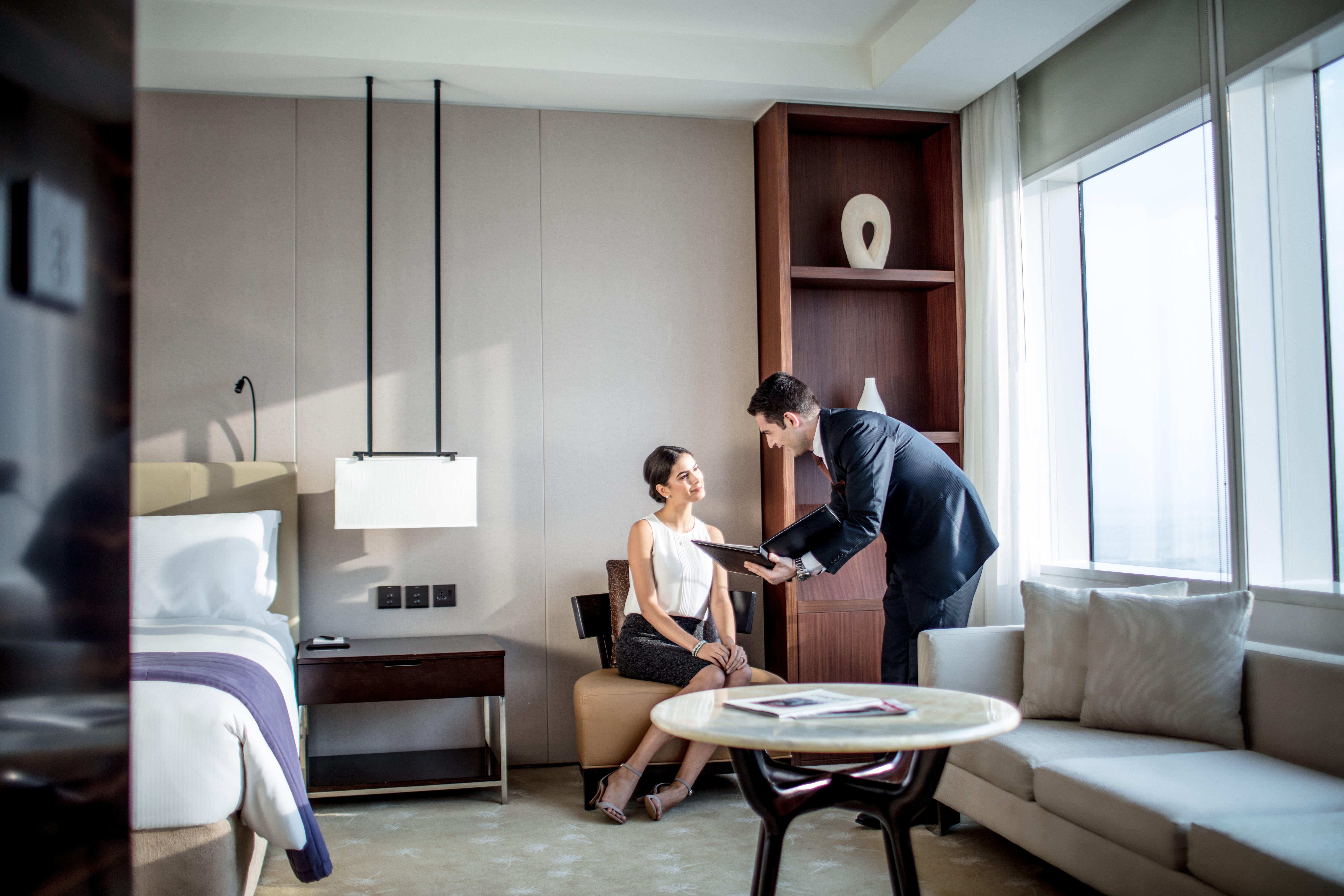 Intercontinental Dubai Festival City By Ihg Zewnętrze zdjęcie A guest being served by a butler at the Park Hyatt Hyderabad