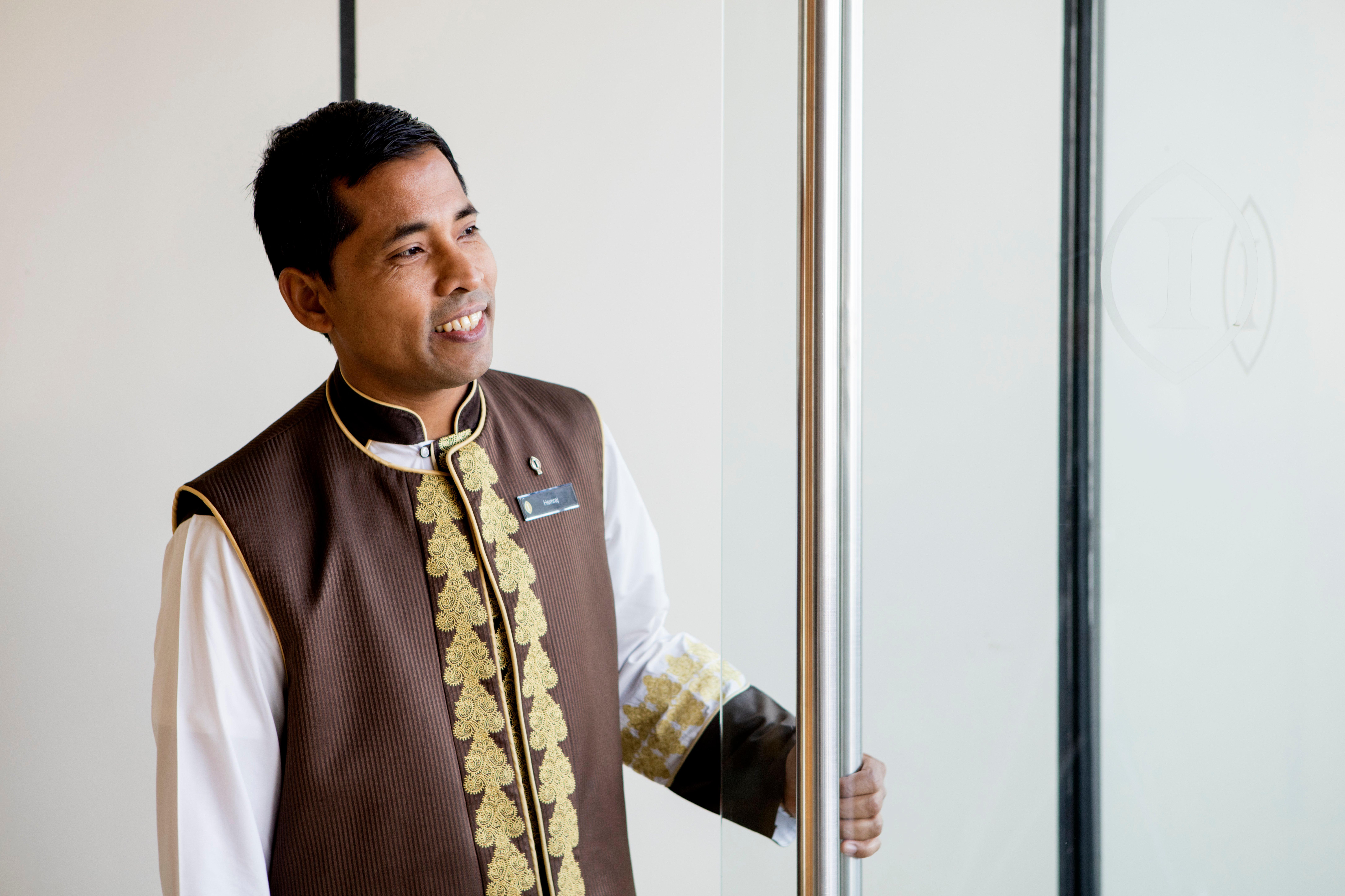 Intercontinental Dubai Festival City By Ihg Zewnętrze zdjęcie A hotel doorman in Dubai