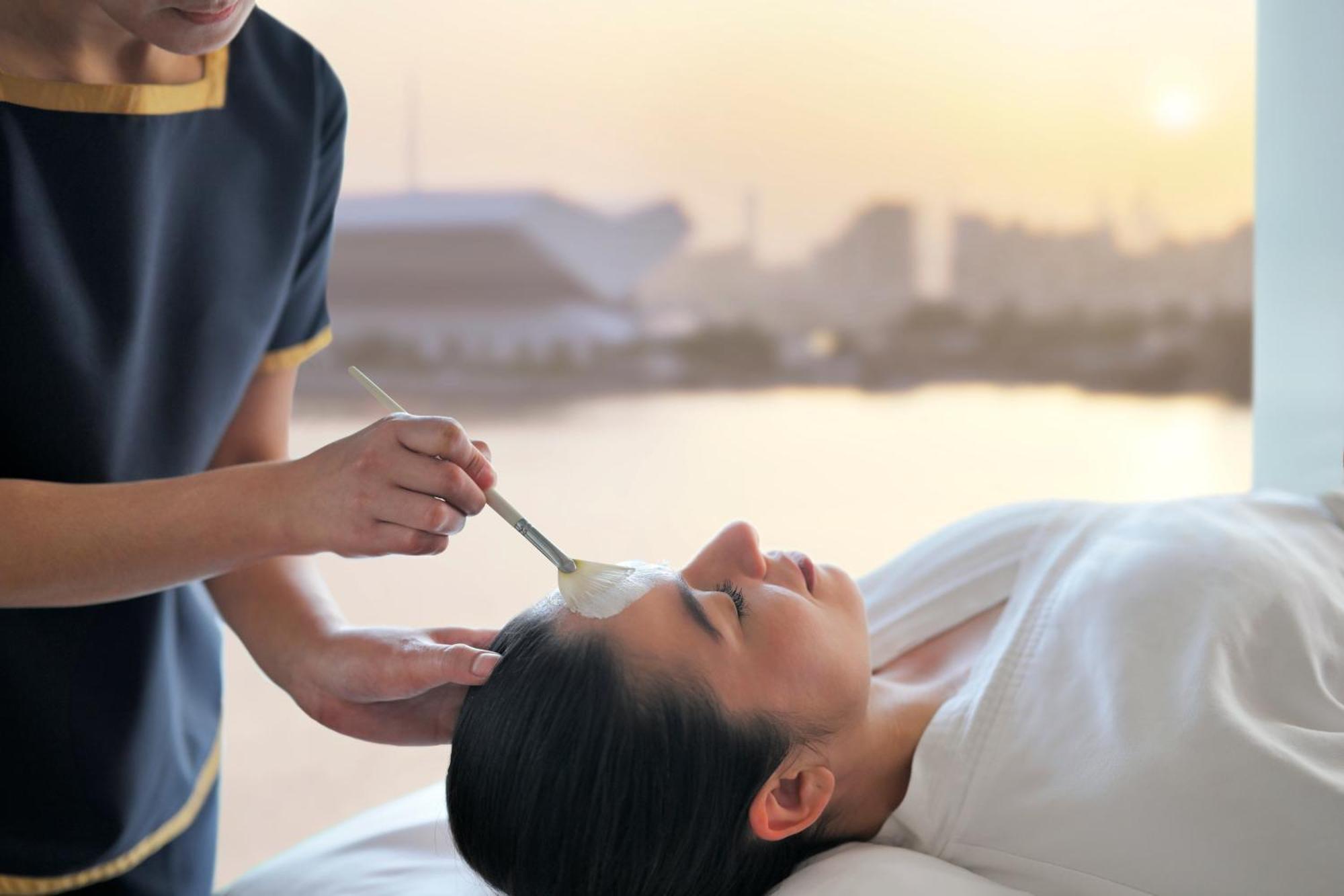 Intercontinental Dubai Festival City By Ihg Zewnętrze zdjęcie A woman receiving a facial treatment