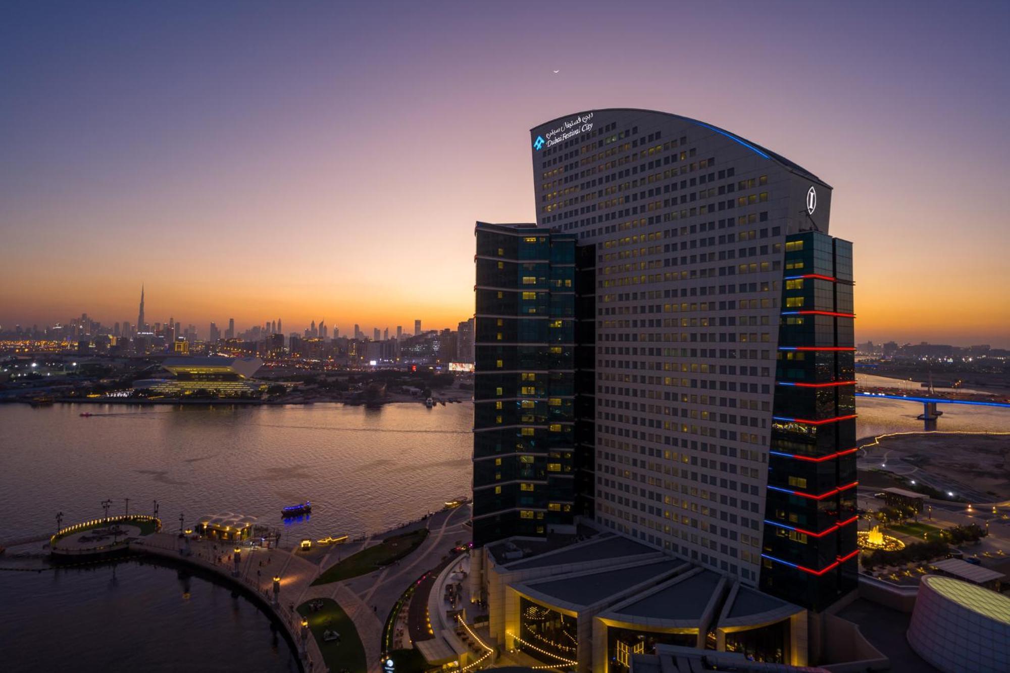 Intercontinental Dubai Festival City By Ihg Zewnętrze zdjęcie The hotel at sunset