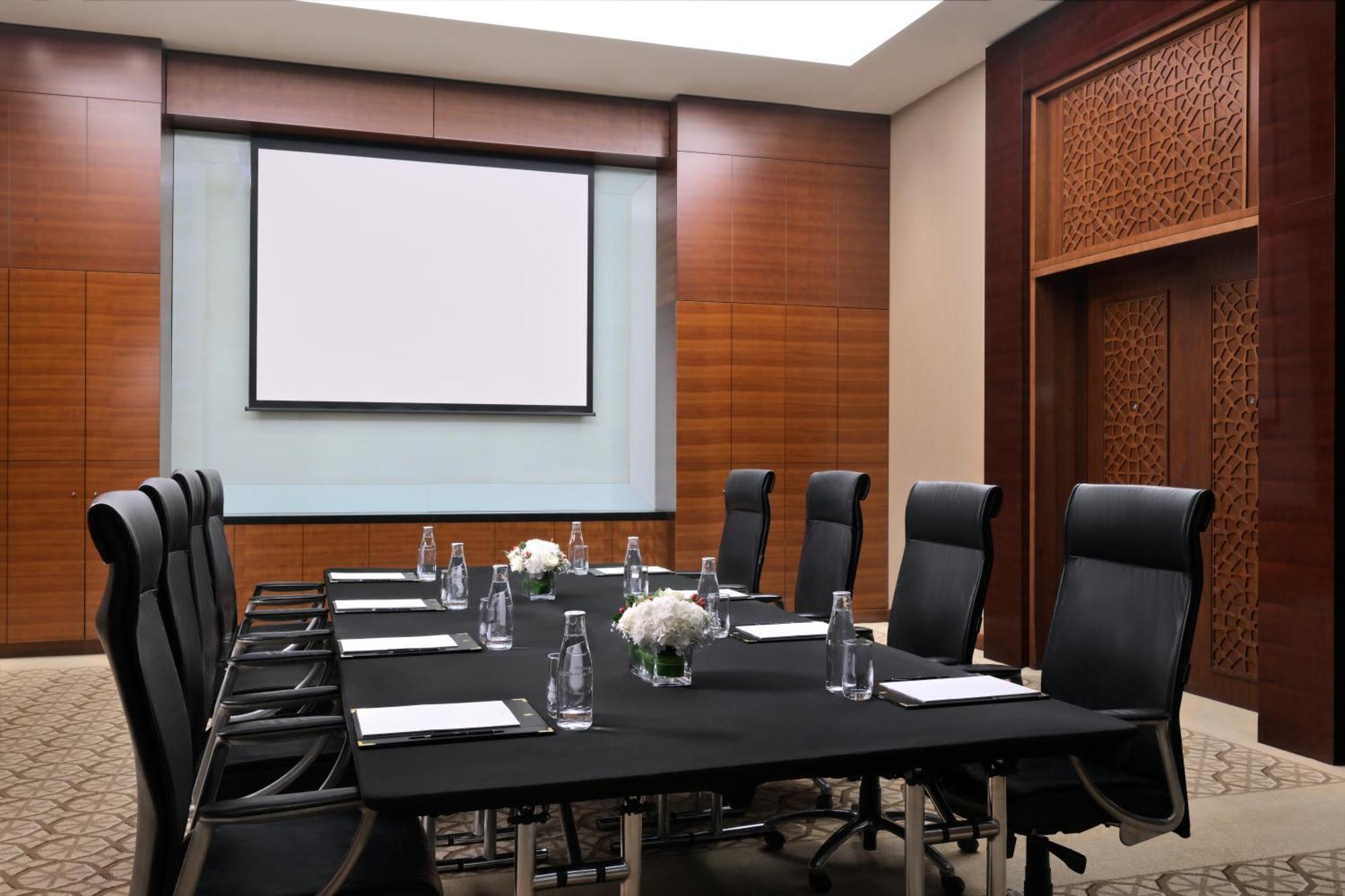 Intercontinental Dubai Festival City By Ihg Zewnętrze zdjęcie A meeting room at the Four Seasons Hotel in Dubai