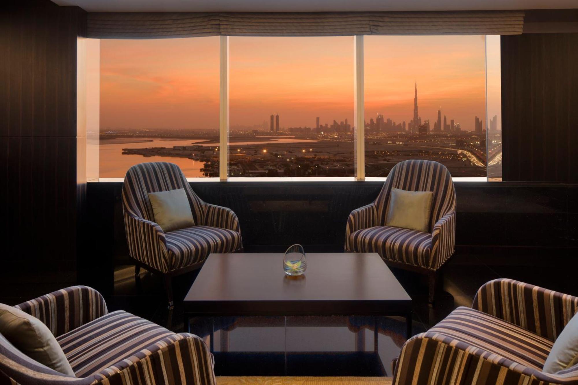 Intercontinental Dubai Festival City By Ihg Zewnętrze zdjęcie The Club Lounge at Jumeirah Emirates Towers Hotel